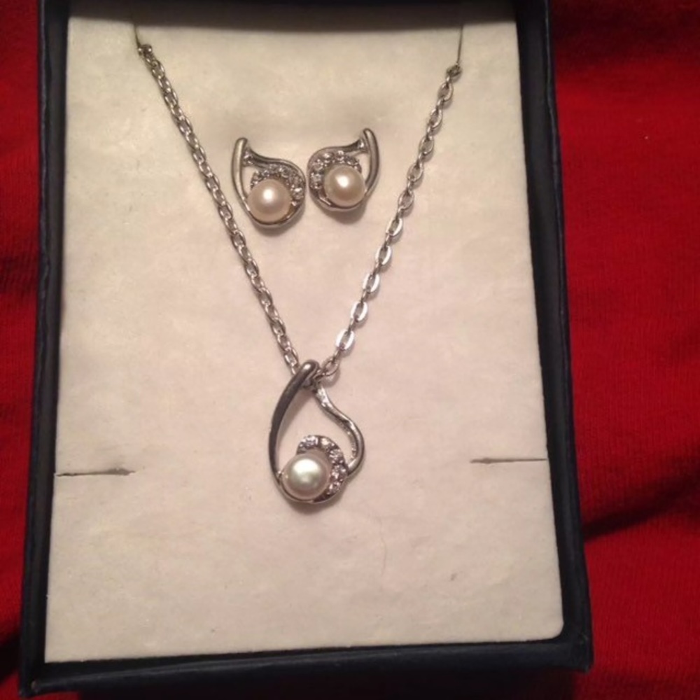 Silver necklace earring set Zirconia